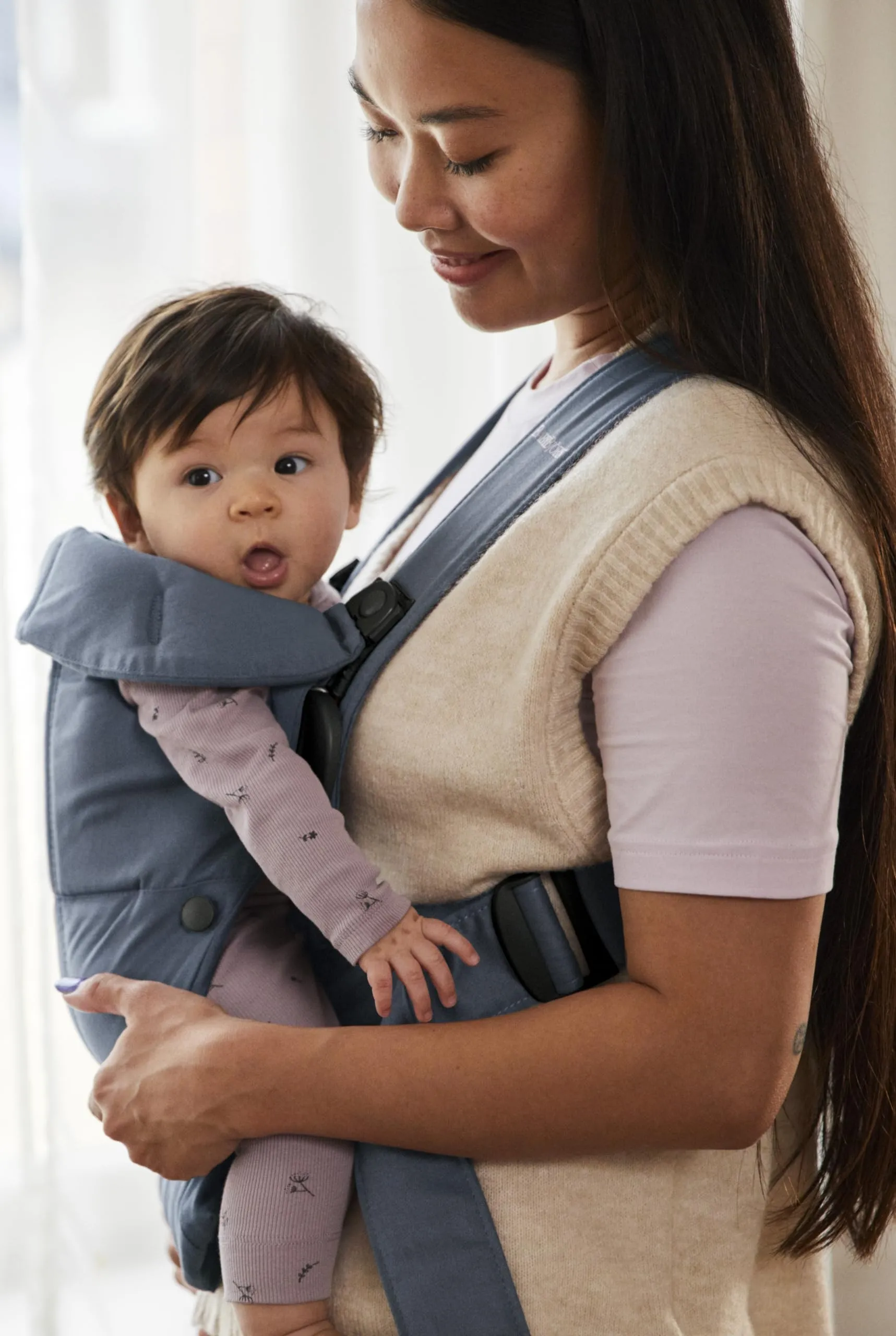 BabyBjörn Baby Carrier Mini – Adjustable, Easy-to-Use Ergonomic Carrier for Newborns and Infants (7-24 lbs)