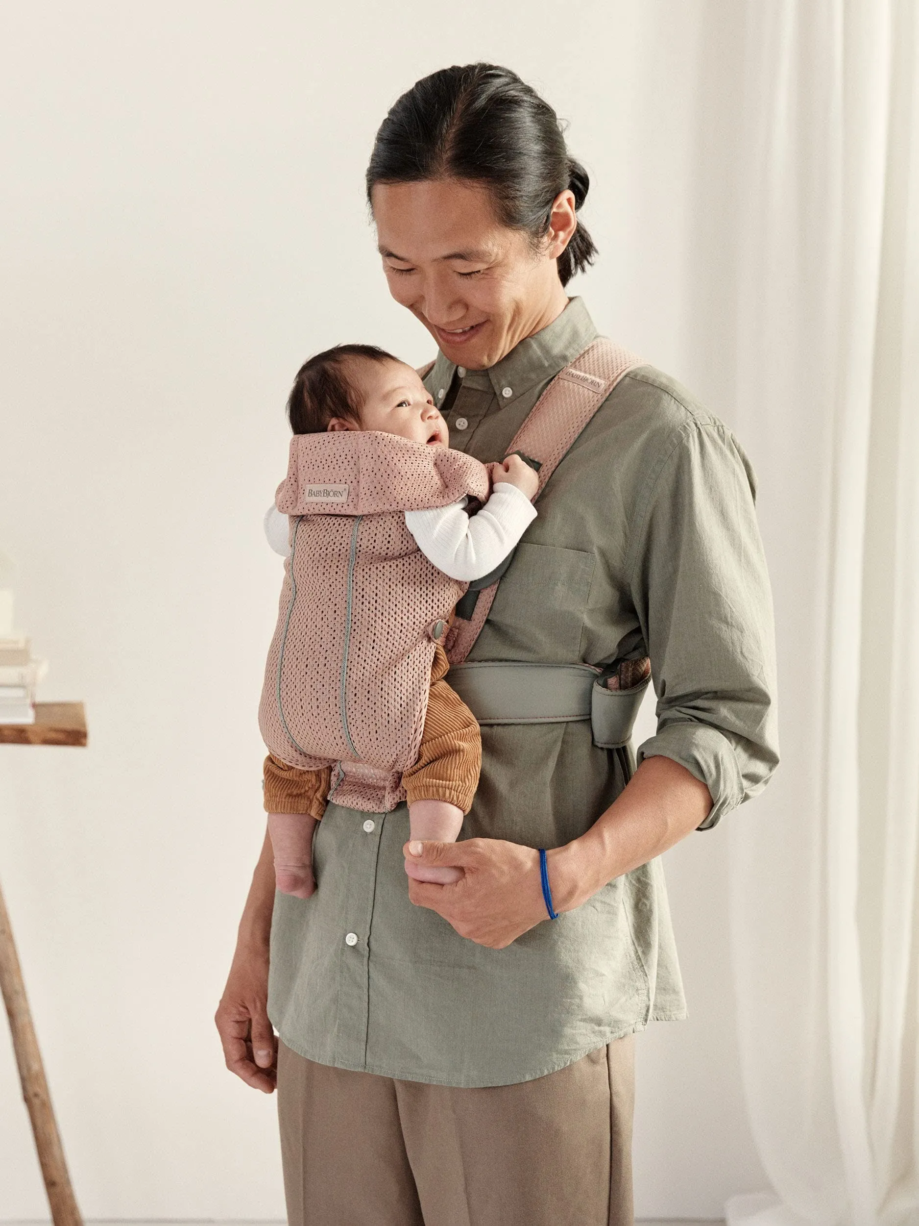 BabyBjörn Baby Carrier Mini – Adjustable, Easy-to-Use Ergonomic Carrier for Newborns and Infants (7-24 lbs)