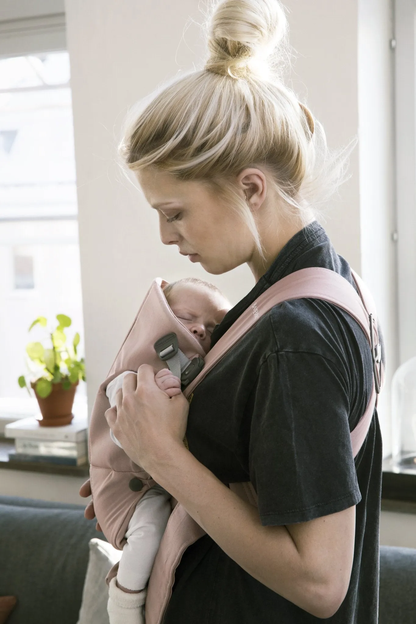 BabyBjörn Baby Carrier Mini – Adjustable, Easy-to-Use Ergonomic Carrier for Newborns and Infants (7-24 lbs)