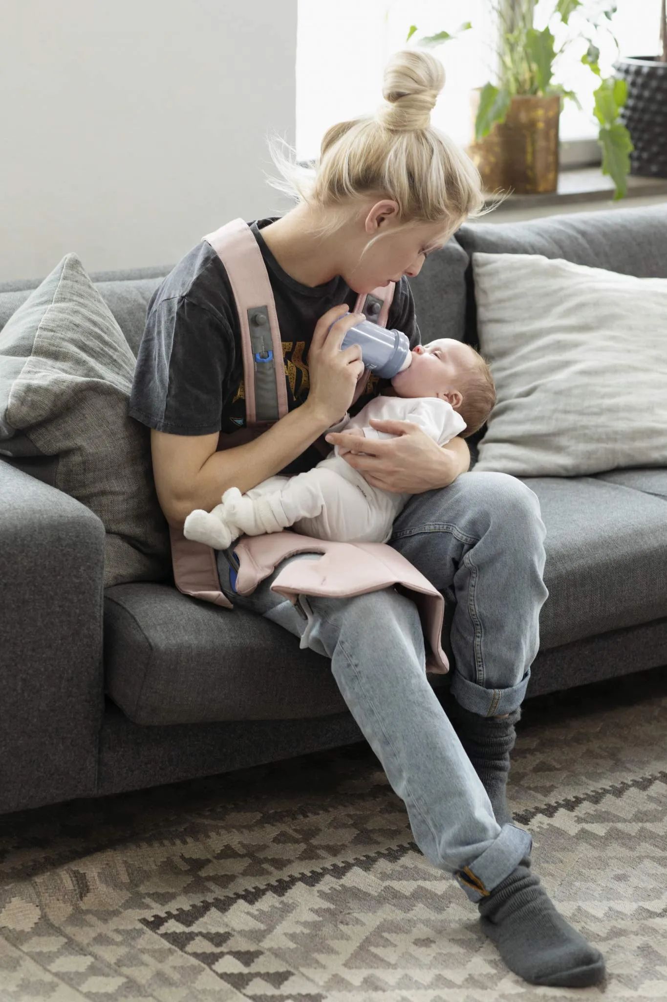 BabyBjörn Baby Carrier Mini – Adjustable, Easy-to-Use Ergonomic Carrier for Newborns and Infants (7-24 lbs)