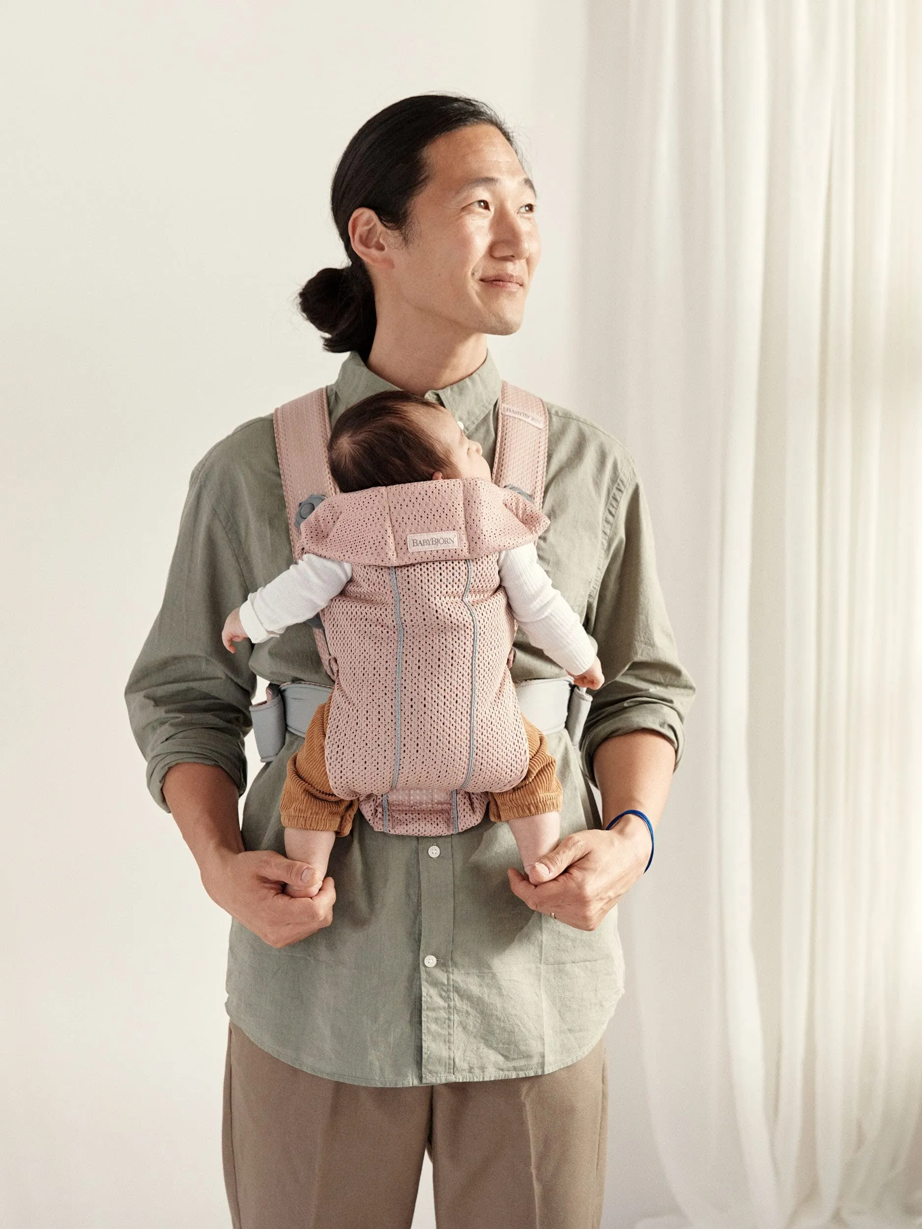 BabyBjörn Baby Carrier Mini – Adjustable, Easy-to-Use Ergonomic Carrier for Newborns and Infants (7-24 lbs)