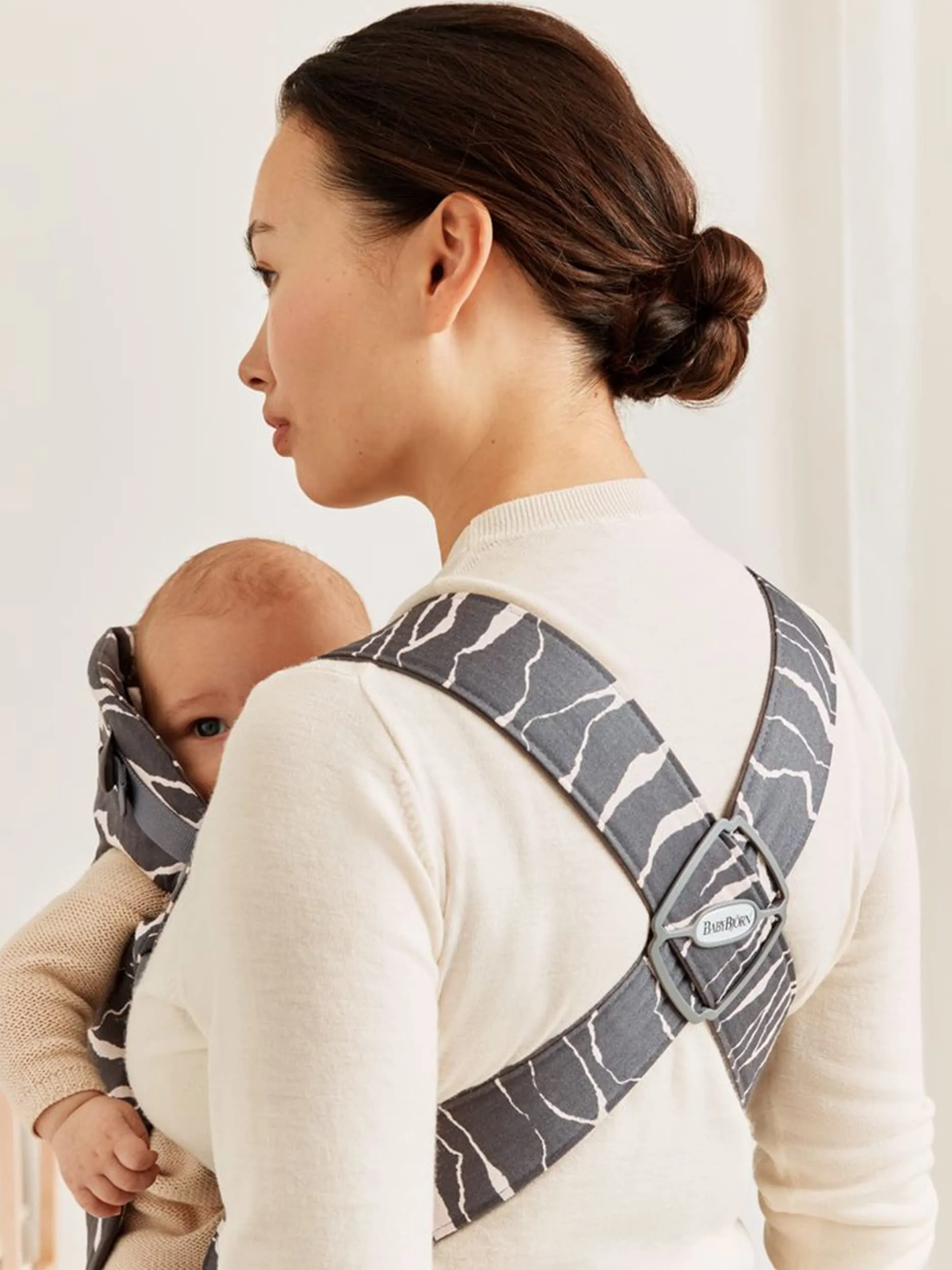 BabyBjörn Baby Carrier Mini – Adjustable, Easy-to-Use Ergonomic Carrier for Newborns and Infants (7-24 lbs)