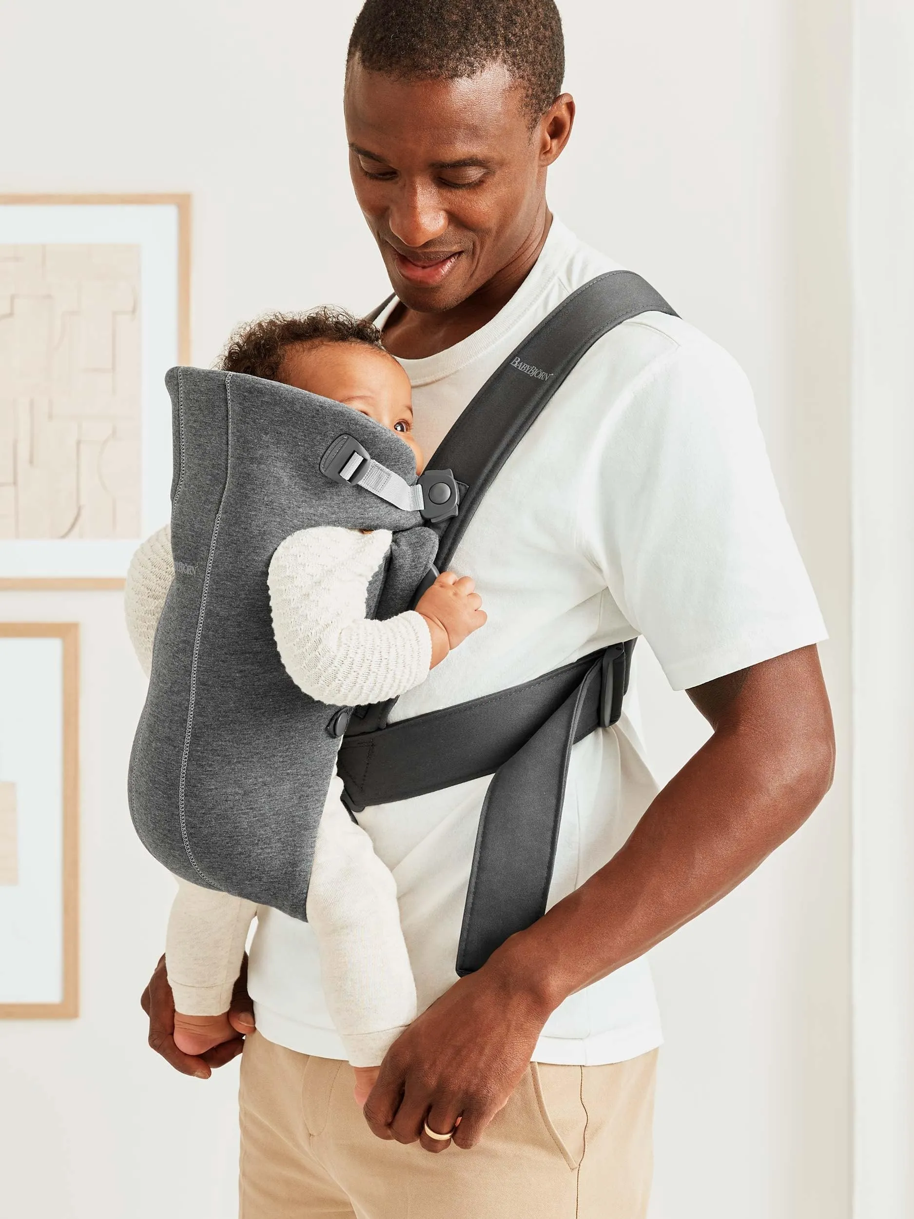 BabyBjörn Baby Carrier Mini – Adjustable, Easy-to-Use Ergonomic Carrier for Newborns and Infants (7-24 lbs)