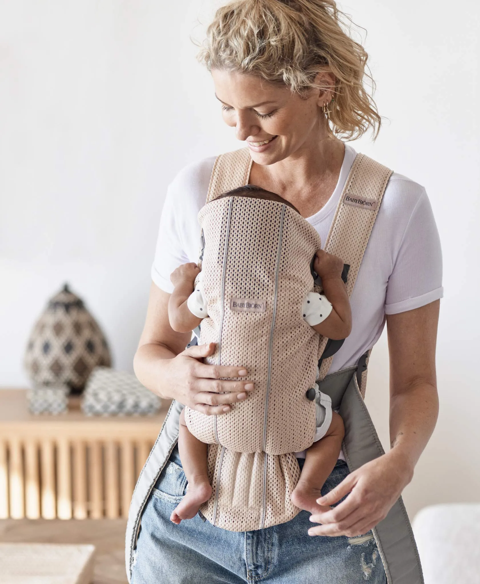 BabyBjörn Baby Carrier Mini – Adjustable, Easy-to-Use Ergonomic Carrier for Newborns and Infants (7-24 lbs)