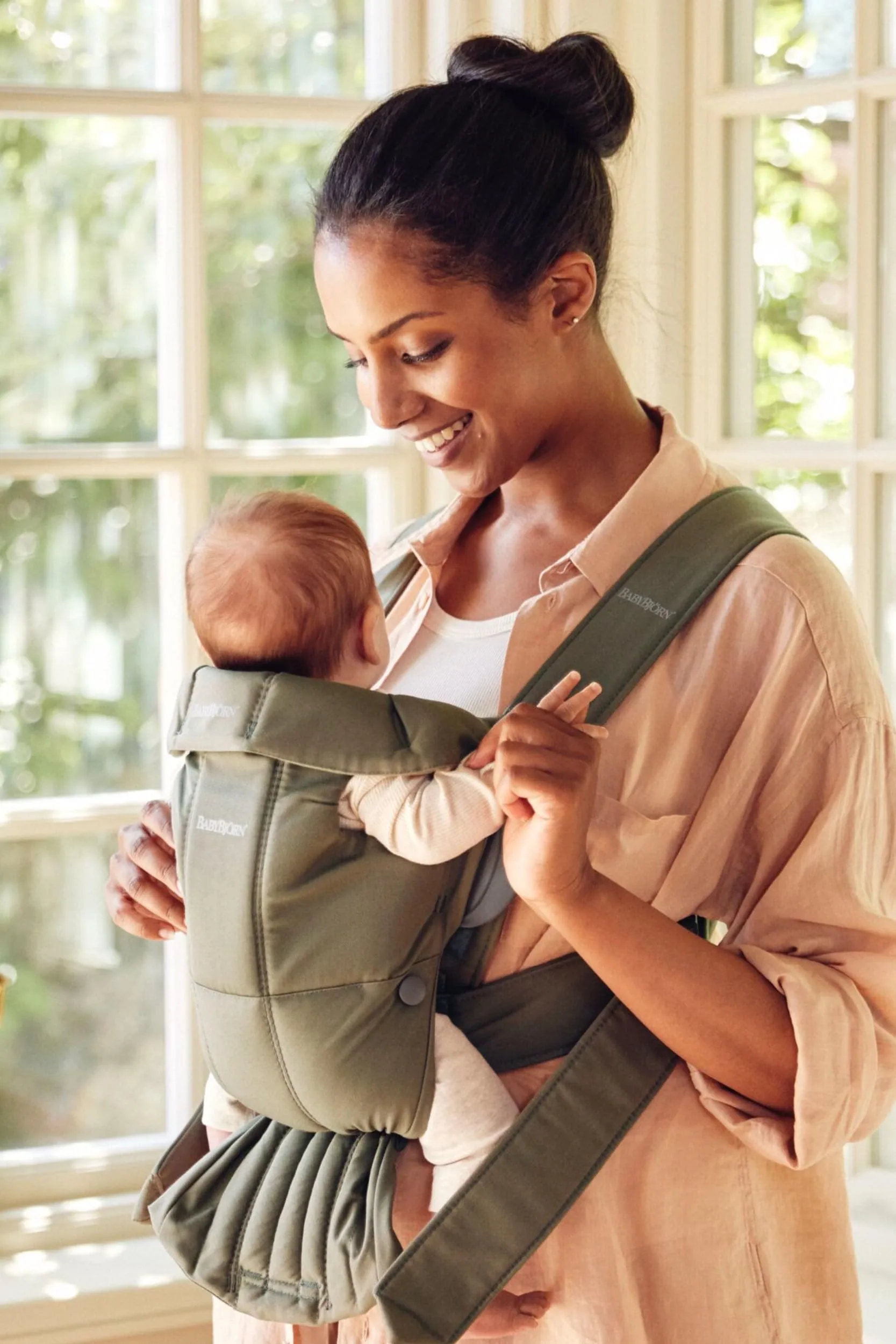 BabyBjörn Baby Carrier Mini – Adjustable, Easy-to-Use Ergonomic Carrier for Newborns and Infants (7-24 lbs)