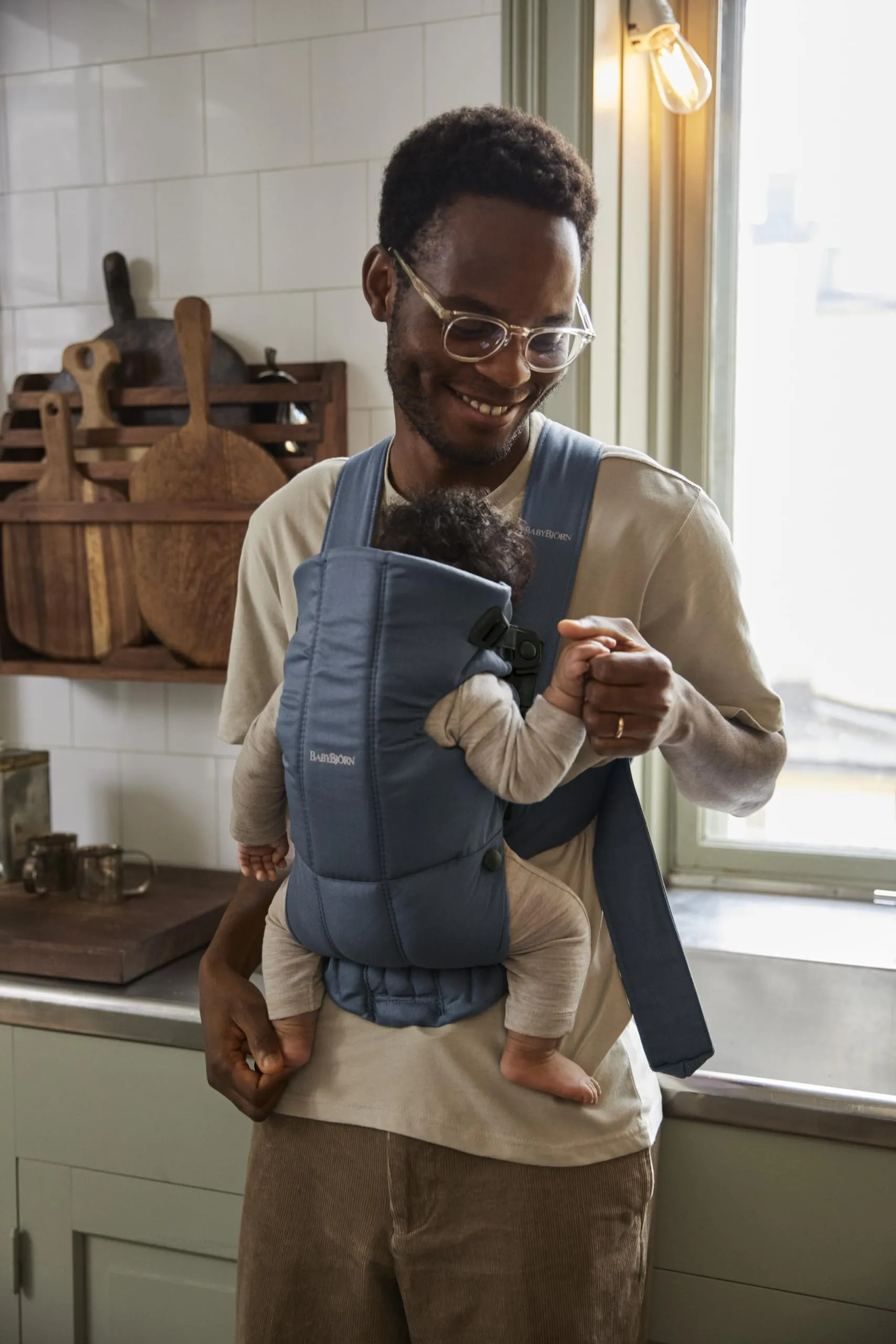 BabyBjörn Baby Carrier Mini – Adjustable, Easy-to-Use Ergonomic Carrier for Newborns and Infants (7-24 lbs)