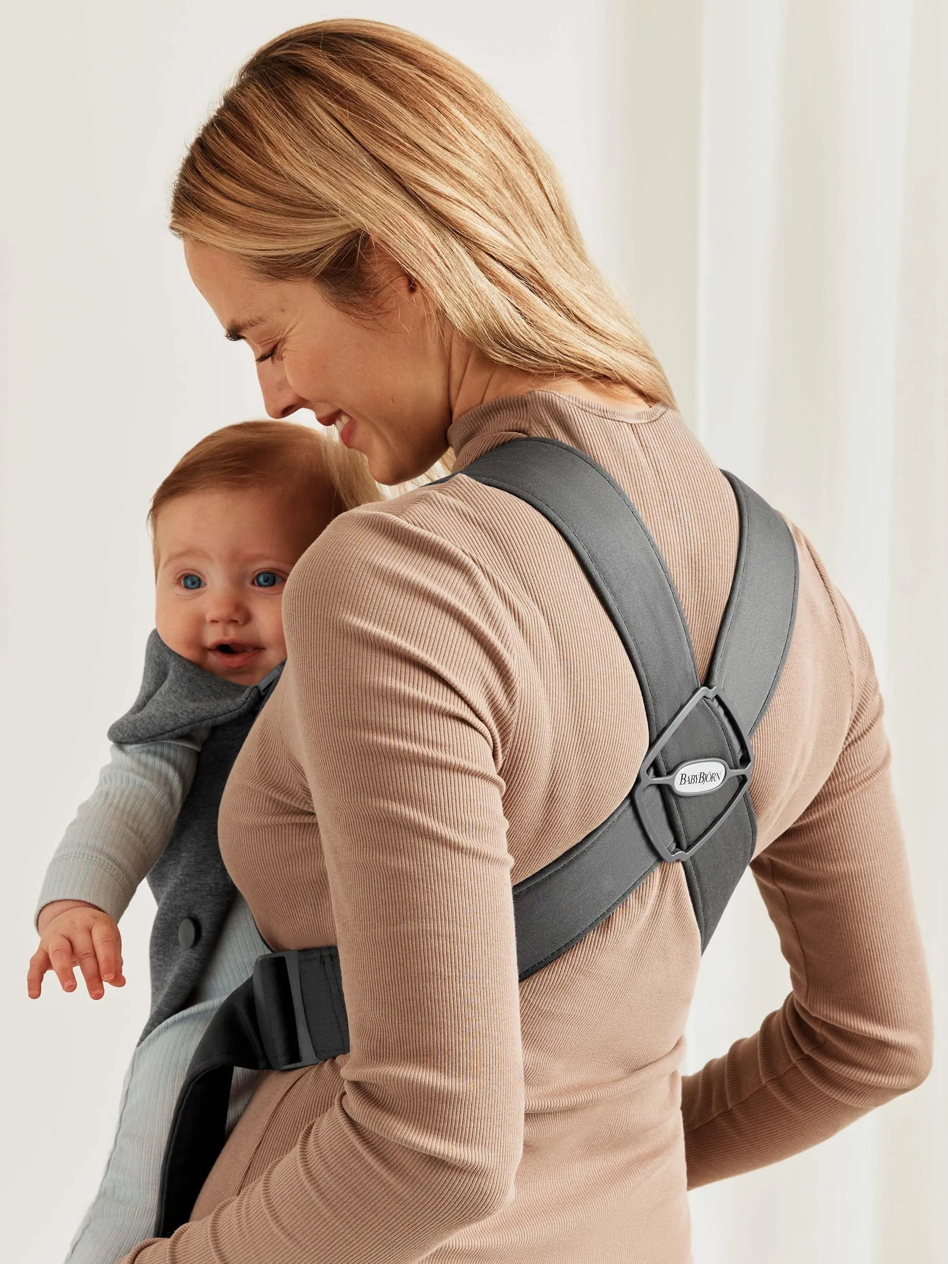 BabyBjörn Baby Carrier Mini – Adjustable, Easy-to-Use Ergonomic Carrier for Newborns and Infants (7-24 lbs)