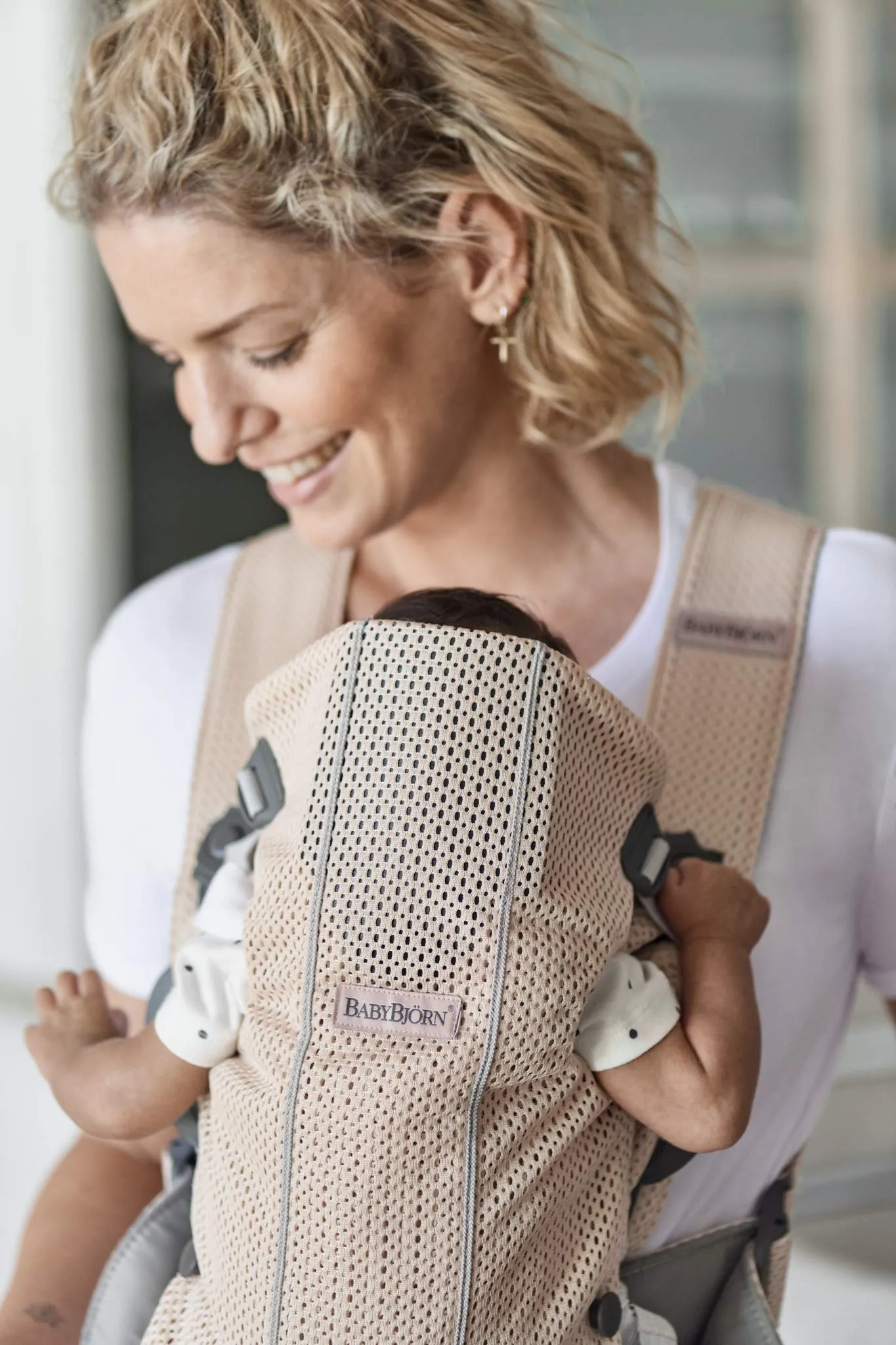 BabyBjörn Baby Carrier Mini – Adjustable, Easy-to-Use Ergonomic Carrier for Newborns and Infants (7-24 lbs)